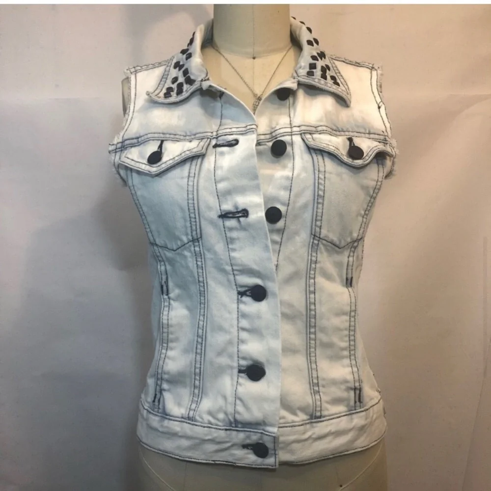 ROCK & REPUBLIC JEAN DENIM VEST WITH metal STUDS - Picture 4 of 10